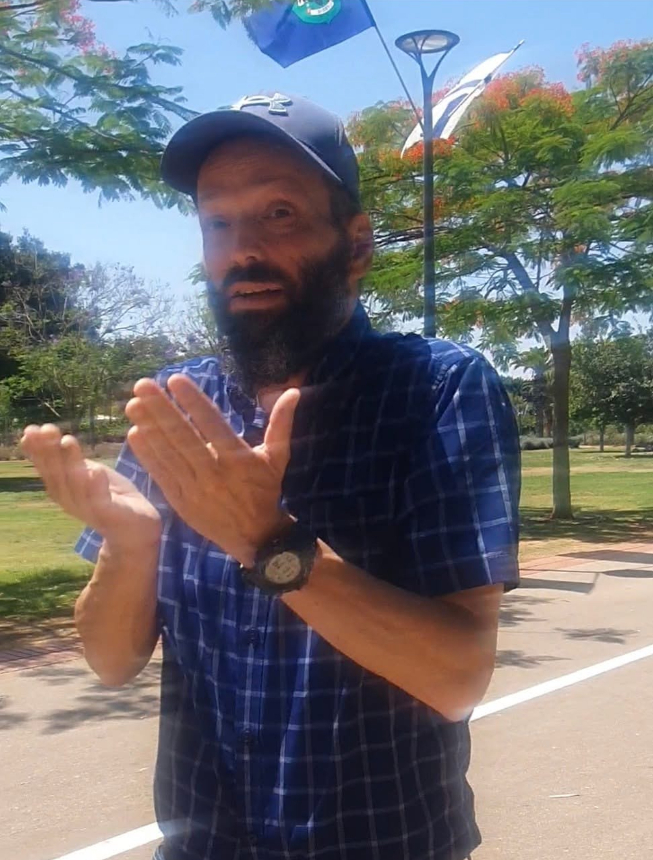 אלמוני ברמת גן מצלם ילדים באיזור מזרקות מים
